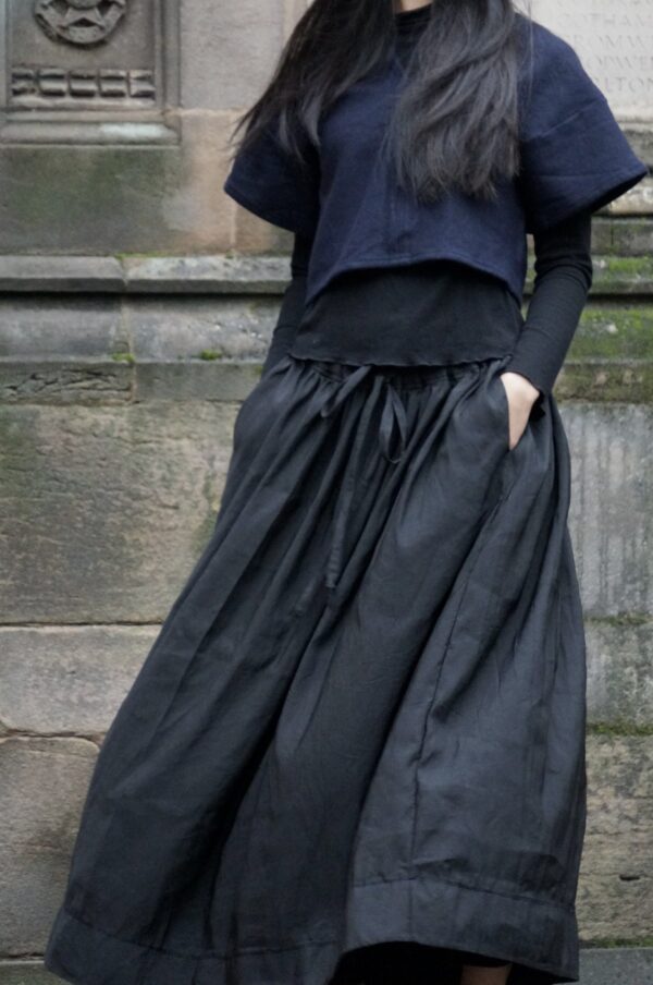 No-waste gathered skirt – in black linen polyester blend